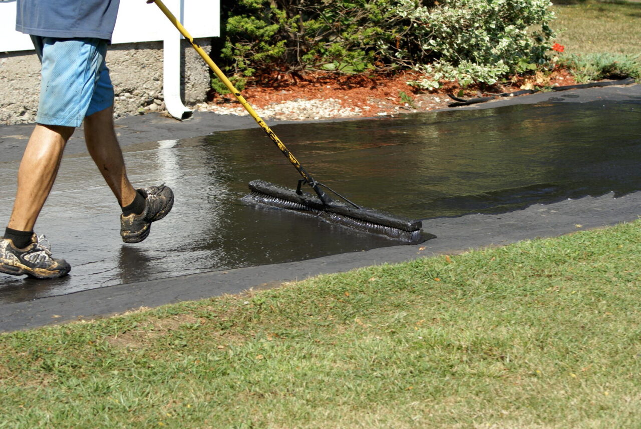 sealing asphalt driveway