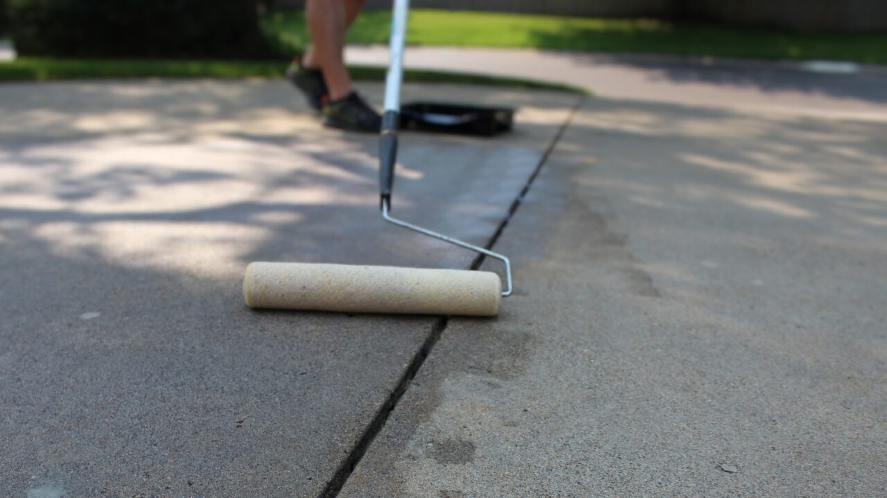 how to seal a concrete driveway