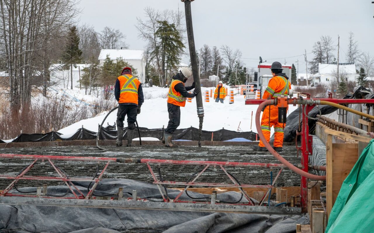 crew-pouring-concrete-in-winter